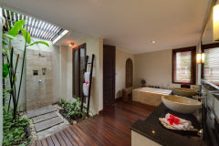 Spacious5 Bedrooms Villa   in Seminyak