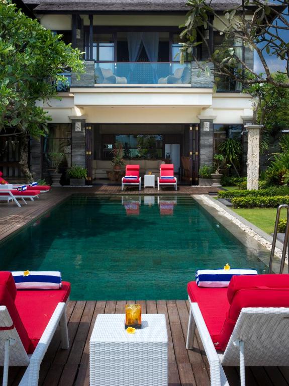 5 Bedrooms Beachfront Villa in Seminyak