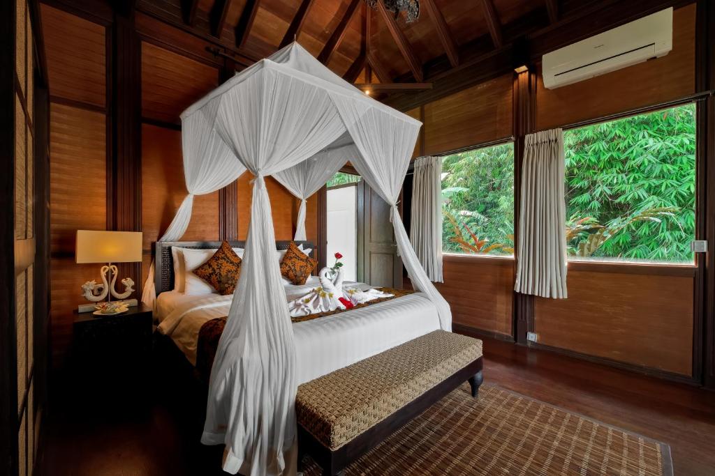 Valley View 7 Bedrooms Villa in Ubud