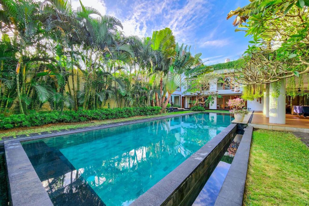 Luxury and Elegance 5 Bedrooms Villa in Canggu