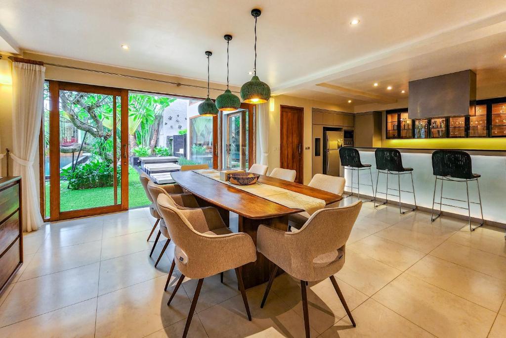 Luxury and Elegance 5 Bedrooms Villa in Canggu