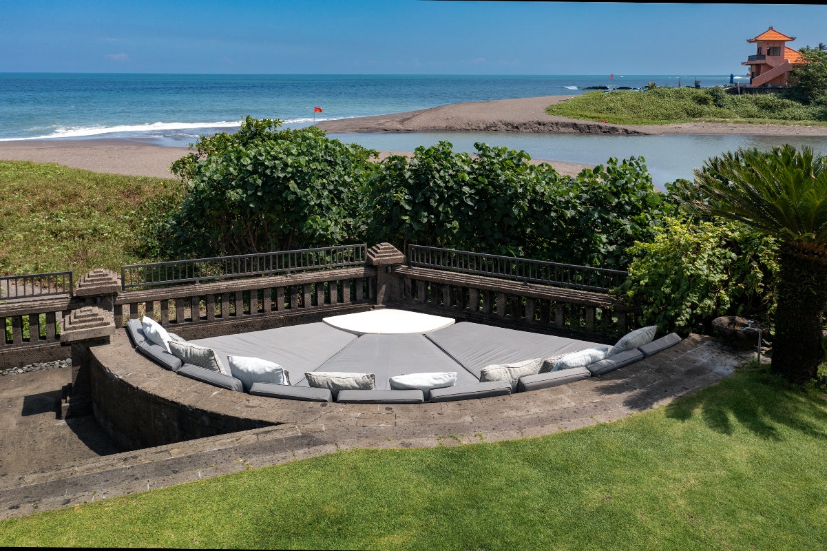 Beachfront 5 Bedrooms Villa in Canggu